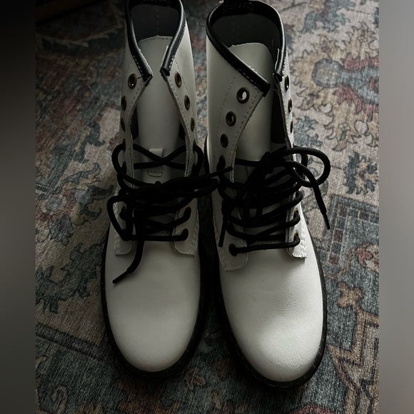 DR MARTEN boots brand new - Picture 6 of 6